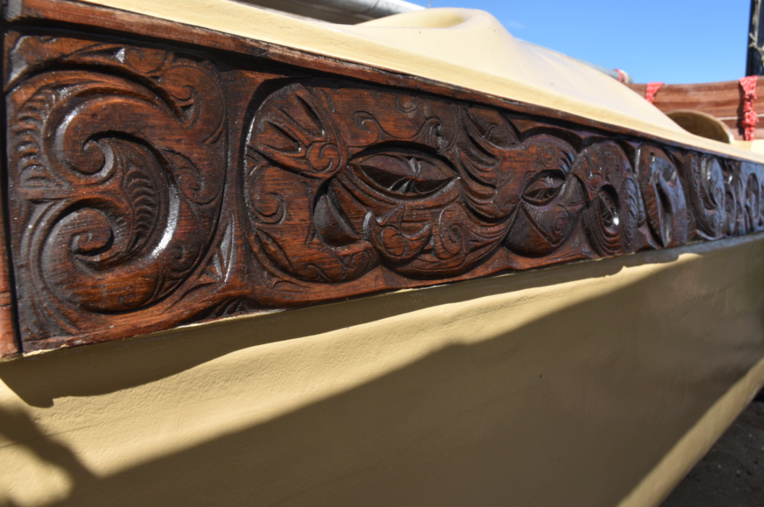 Ces sculptures en bois avaient été confectionnées pour la pirogue à voile Hawaiki Nui de Francis Cowan.