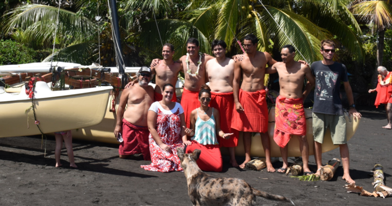 Hiro, Axel et Teihotu et les copains qui les ont aidés dans cette belle aventure. Hiro, Axel et Teihotu et les copains qui les ont aidés dans cette belle aventure.
