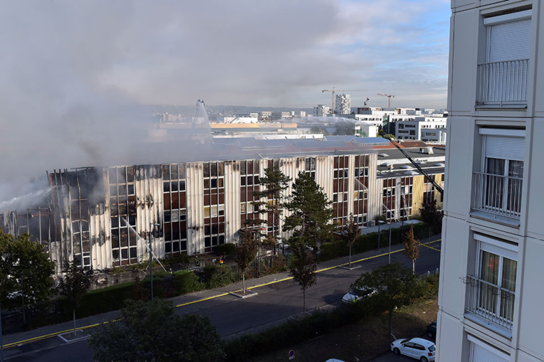 Villeurbanne: spectaculaire incendie dans une pépinière d'entreprises Villeurbanne: spectaculaire incendie dans une pépinière d'entreprises