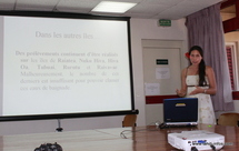 Mareva Vigneron présente les prélèvements qui ont été effectués dans les îles