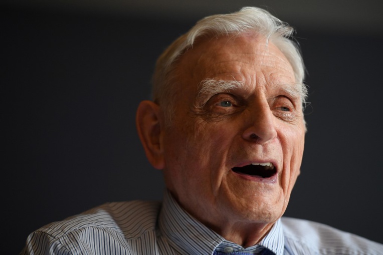 Le Nobel de chimie aux pères des batteries au lithium-ion, sur fond d'urgence climatique Le Nobel de chimie aux pères des batteries au lithium-ion, sur fond d'urgence climatique