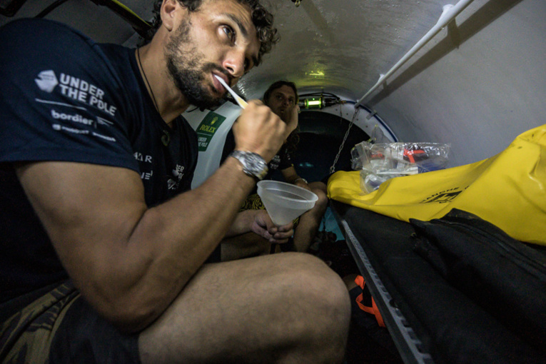 Ils ont passé trois jours immergés, avec leurs repas et toute la vie quotidienne (crédit photo : Franck Gazzola / Under The Pole / Zeppelin Network) Ils ont passé trois jours immergés, avec leurs repas et toute la vie quotidienne (crédit photo : Franck Gazzola / Under The Pole / Zeppelin Network)