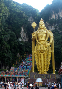 L’entrée des Batu Caves, avec la statue de Murugan (42,7 m de hauteur), dieu de la guerre et frère de Ganesh (pour certains exégètes, il n’est que le demi-frère de Ganesh)...