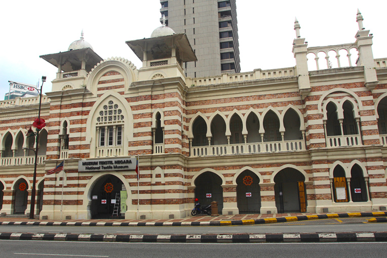 Si l’Islam est la religion d’Etat, encouragée et protégée, l’hindouisme et le bouddhisme sont tolérés comme le montre le temple bouddhiste de Thean Hou. Si l’Islam est la religion d’Etat, encouragée et protégée, l’hindouisme et le bouddhisme sont tolérés comme le montre le temple bouddhiste de Thean Hou.