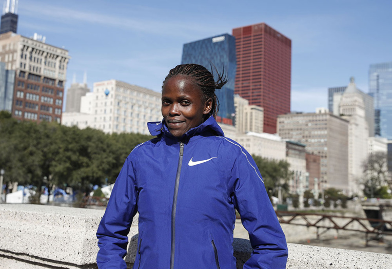 Marathon: Kosgei explose le record du monde féminin au lendemain de l'exploit de Kipchoge Marathon: Kosgei explose le record du monde féminin au lendemain de l'exploit de Kipchoge