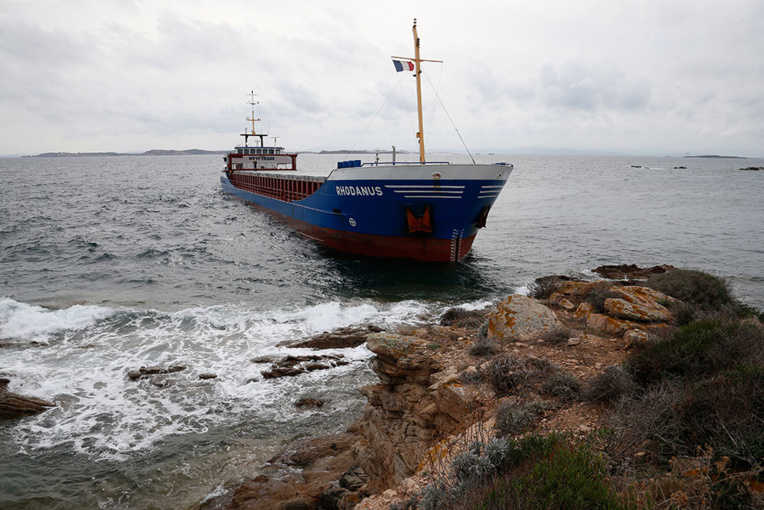 Cargo échoué en Corse: un barrage antipollution installé avant le pompage