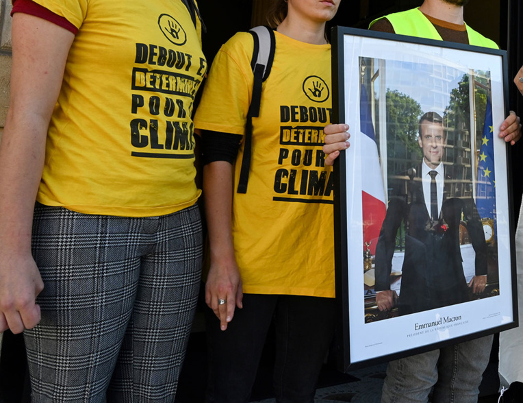 Huit "décrocheurs" de portraits de Macron condamnés à Paris, l'"état de nécessité" écarté Huit "décrocheurs" de portraits de Macron condamnés à Paris, l'"état de nécessité" écarté