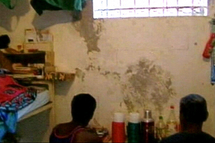 Les détenus partagent une cellule de 12 m² à 6