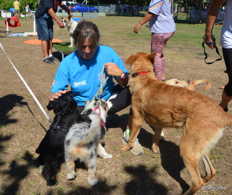 Véronique Munsch, monitrice d'éducation canine bénévole au Club canin de Pirae, avec son propre chiot.