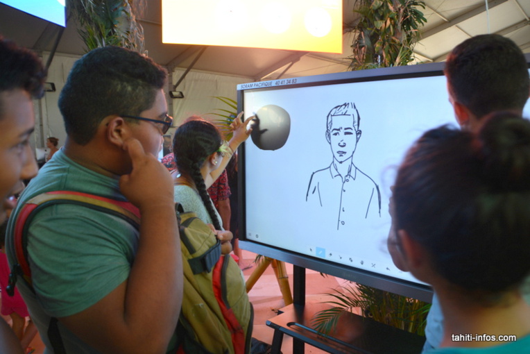 L'entreprise locale Soram Pacifique vendait des photocopieuses, mais elle a maintenant pris le virage du numérique, par exemple avec ces écrans géants tactiles utilisés dans des écoles et des entreprises du fenua. L'entreprise locale Soram Pacifique vendait des photocopieuses, mais elle a maintenant pris le virage du numérique, par exemple avec ces écrans géants tactiles utilisés dans des écoles et des entreprises du fenua.