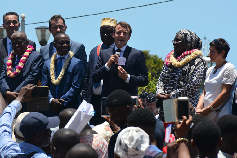 Macron promet "la sécurité" à Mayotte en proie à l'immigration clandestine Macron promet "la sécurité" à Mayotte en proie à l'immigration clandestine