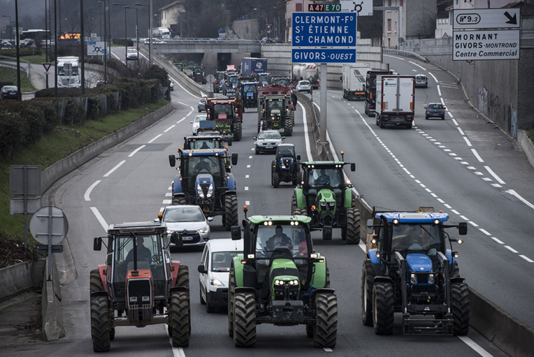 "Marre de l'agribashing": les paysans en appellent à Macron, devant les préfectures "Marre de l'agribashing": les paysans en appellent à Macron, devant les préfectures