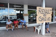 Un piquet de grève "à la locale", où les ukulele sont de mise