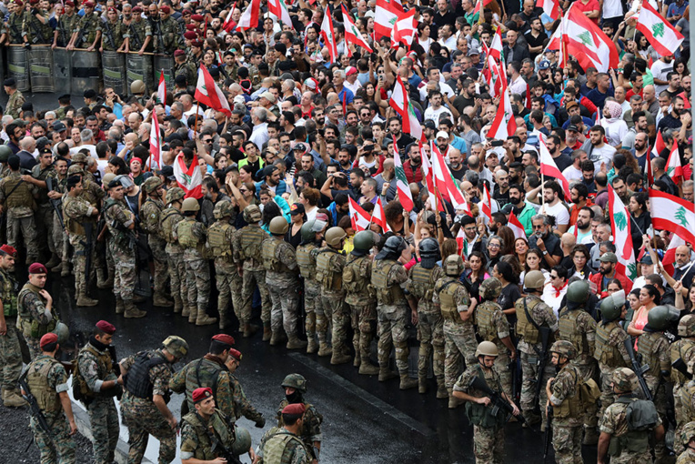 Liban: le soulèvement populaire ne faiblit pas, l'armée se montre