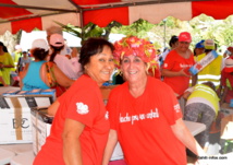 Hina Mercier à droite, présidente de l'association Vahine No Pare Nui, accompagnée d'une bénévole