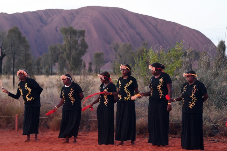 Les aborigènes Anangu célèbrent la fin des ascensions du rocher Uluru Les aborigènes Anangu célèbrent la fin des ascensions du rocher Uluru