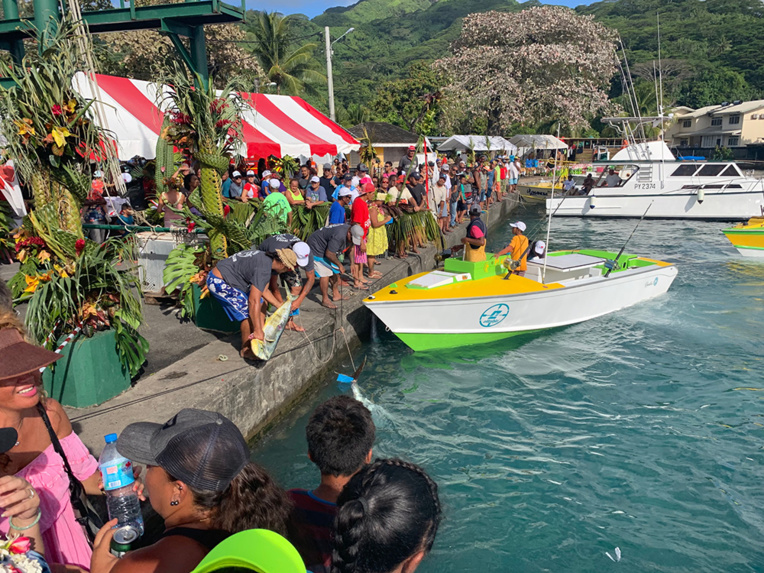 La Hawaiki Nui débarque doucement à Huahine La Hawaiki Nui débarque doucement à Huahine