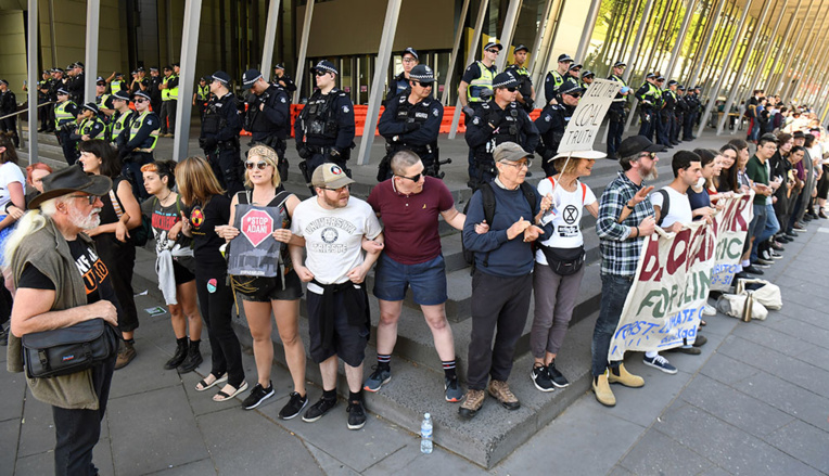 Australie: des dizaines d'arrestations lors d'une manifestation contre le secteur minier Australie: des dizaines d'arrestations lors d'une manifestation contre le secteur minier