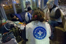Le système de santé solidaire français est malade, dit Médecins du Monde