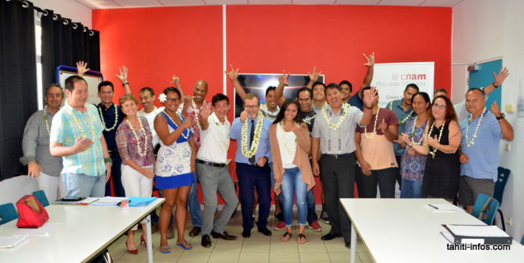 Le Cnam en Polynésie fête ses 40 ans cette semaine. 400 Polynésiens y ont été formés l'année dernière. (En photo, les auditeurs et formateurs de la formation "Conducteur de travaux" inaugurée ce lundi avec l'équipe du Cnam)
