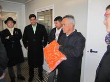 Kalani Teixeira visite une société de transformation de produits agricoles dans les Yvelines