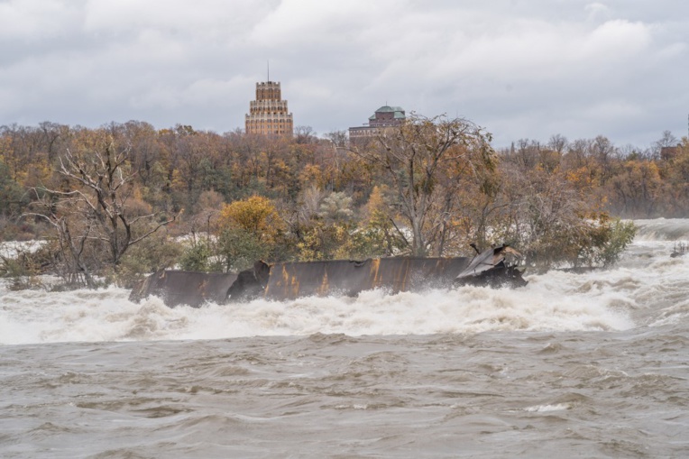 Un bateau coincé depuis un siècle en haut des chutes du Niagara déplacé
