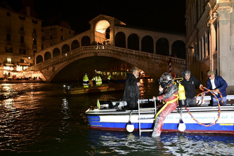 Venise: les gondoliers en plongée pour récupérer les déchets de la lagune