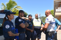 Mahina montre les crocs contre les chiens errants