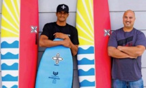 Tikanui Smith avec son shaper Dan Boehne Tikanui Smith avec son shaper Dan Boehne