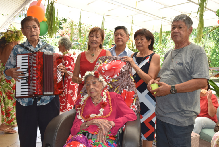 Marthe entourée de cinq de ses enfants. Marthe entourée de cinq de ses enfants.