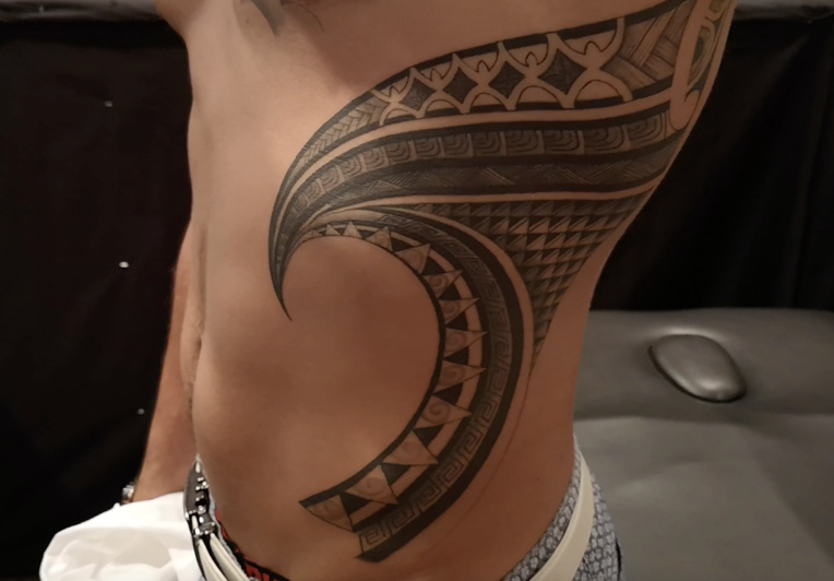 Le tātau s'encre à Punaauia Le tātau s'encre à Punaauia