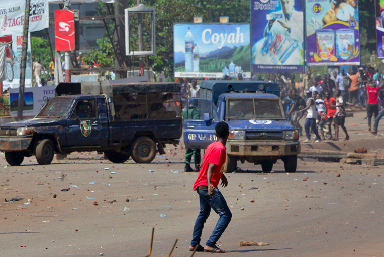 Un flot de Guinéens se déverse dans Conakry contre le président Condé