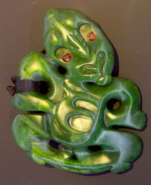 Un superbe hei tiki de Nouvelle-Zélande. La pierre est originaire non pas de l’île du Sud, mais de Colombie britannique, sur la côte Pacifique du Canada. Un superbe hei tiki de Nouvelle-Zélande. La pierre est originaire non pas de l’île du Sud, mais de Colombie britannique, sur la côte Pacifique du Canada.