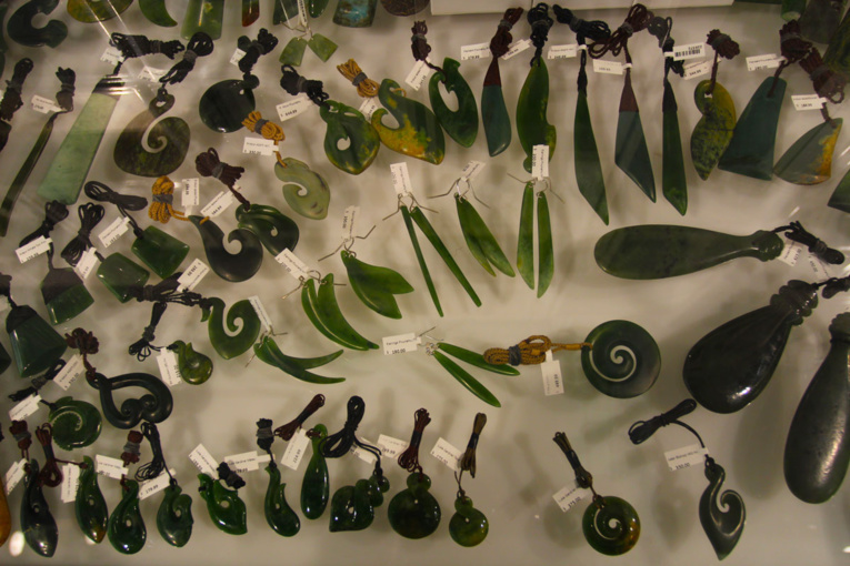 Auckland est devenue aujourd’hui le premier marché du jade néo-zélandais, acheté au Canada mais travaillé en Nouvelle-Zélande. Auckland est devenue aujourd’hui le premier marché du jade néo-zélandais, acheté au Canada mais travaillé en Nouvelle-Zélande.