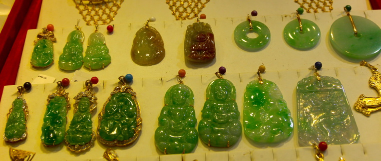 Le jade demeure la pierre préférée des Chinois qui l’arborent très souvent en pendentif. Le jade demeure la pierre préférée des Chinois qui l’arborent très souvent en pendentif.