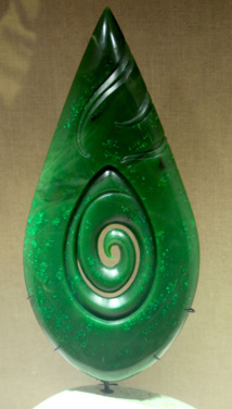 Une création néo-zélandaise moderne en jade provenant de Colombie britannique.