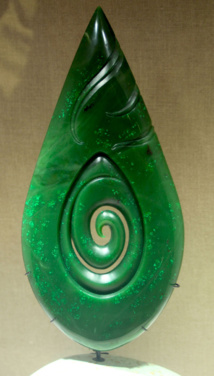Une création néo-zélandaise moderne en jade provenant de Colombie britannique. Une création néo-zélandaise moderne en jade provenant de Colombie britannique.