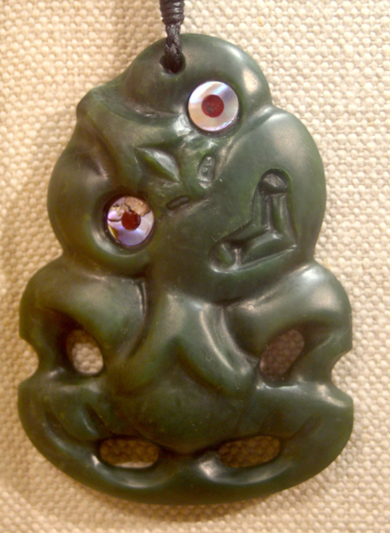 Le hei tiki est le motif qui était le plus apprécié des anciens Maoris. Le hei tiki est le motif qui était le plus apprécié des anciens Maoris.