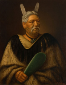 Un chef Maori portant autour du cou un hei tiki de jade et un casse-tête lui aussi en jade.