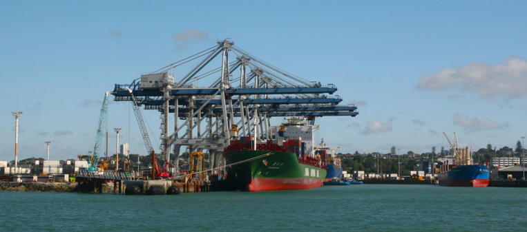 Le jade néo-zélandais n’est plus arraché aux rivières de Nouvelle-Zélande ; il arrive du Canada en containers par le port d’Auckland... Le jade néo-zélandais n’est plus arraché aux rivières de Nouvelle-Zélande ; il arrive du Canada en containers par le port d’Auckland...