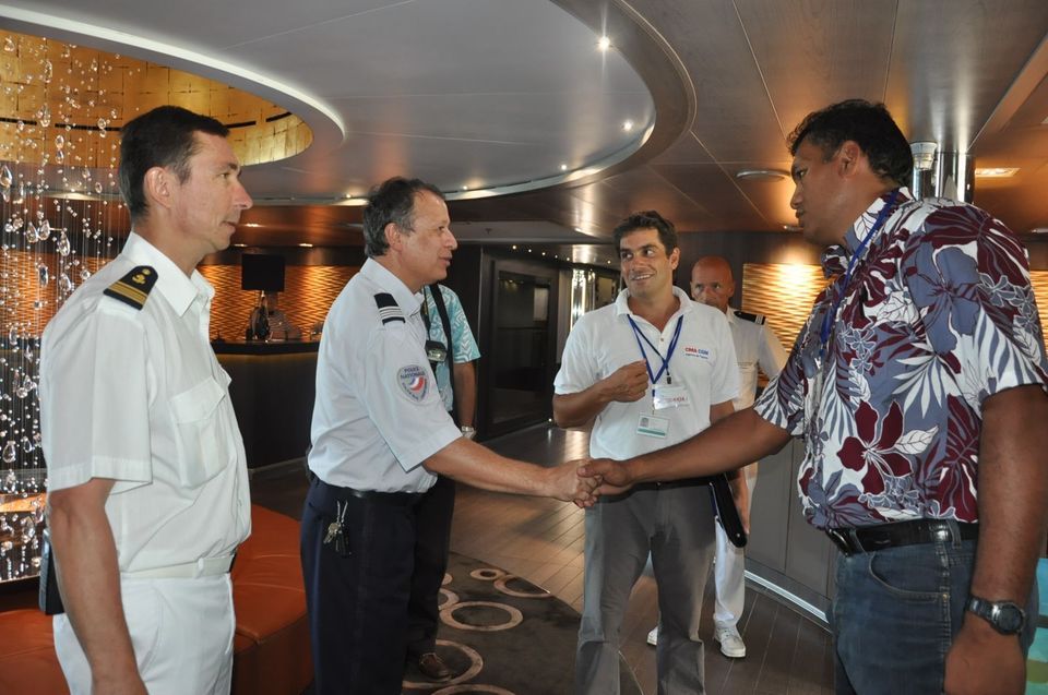 L’Austral à Papeete: échange de plaques