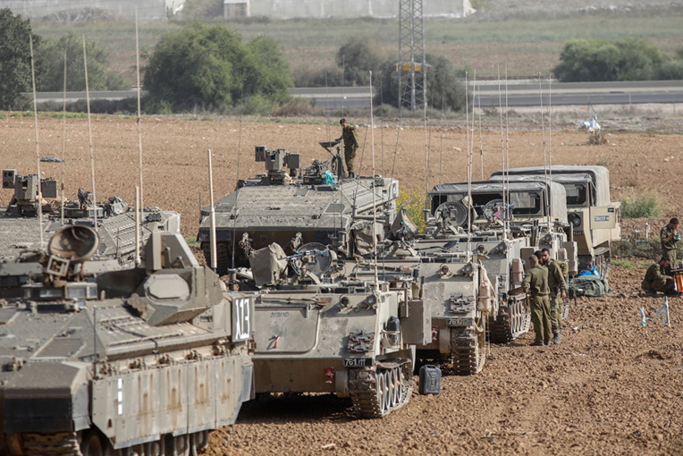 Frappes meurtrières sur Gaza, roquettes sur Israël: l'escalade se poursuit