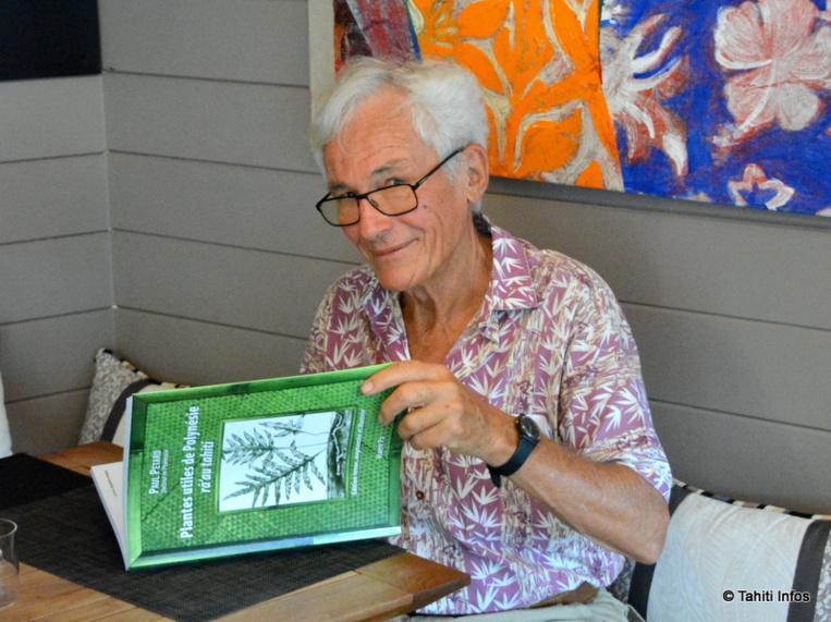 Robert Koening avec la dernière édition du livre "Plantes utiles de Polynésie - rā'au tahiti" de Paul Pétard. Sorti il y a dix jours, il connait déjà un grand succès qui va sans nul doute se confirmer lors de ce Salon du livre.