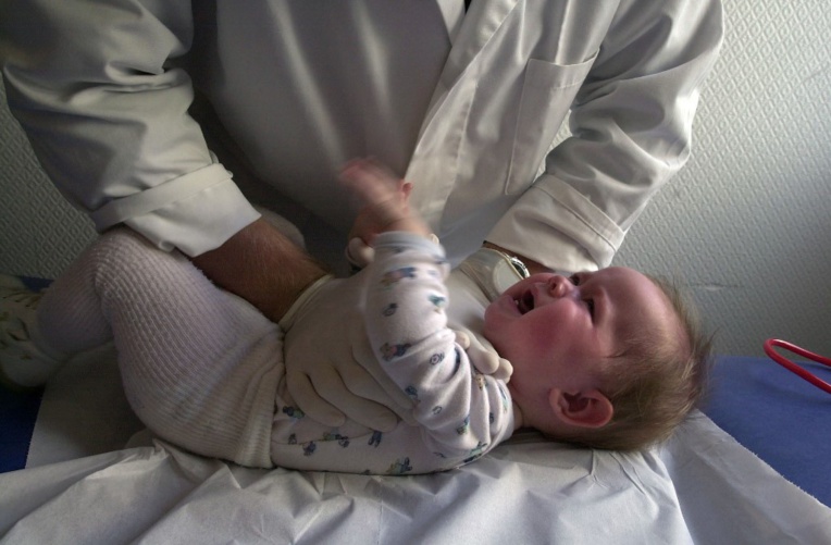 Bronchiolite chez bébé: la kiné respiratoire, un réflexe à oublier