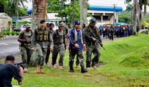: Le contre-amiral Premier ministre fidjien Franck Bainimarama à la tête de ses troupes lors d’une marché vendredi 2 mars 2012 (Source photo : ministère de l’information)