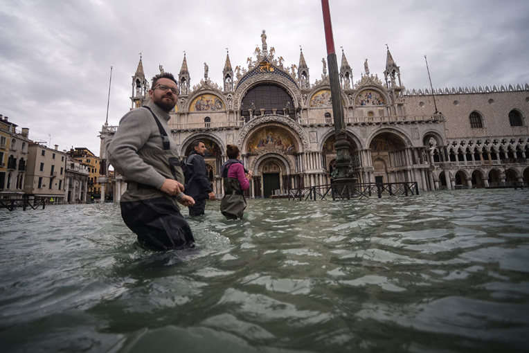 Nouveau pic de marée haute à Venise, la place Saint-Marc fermée