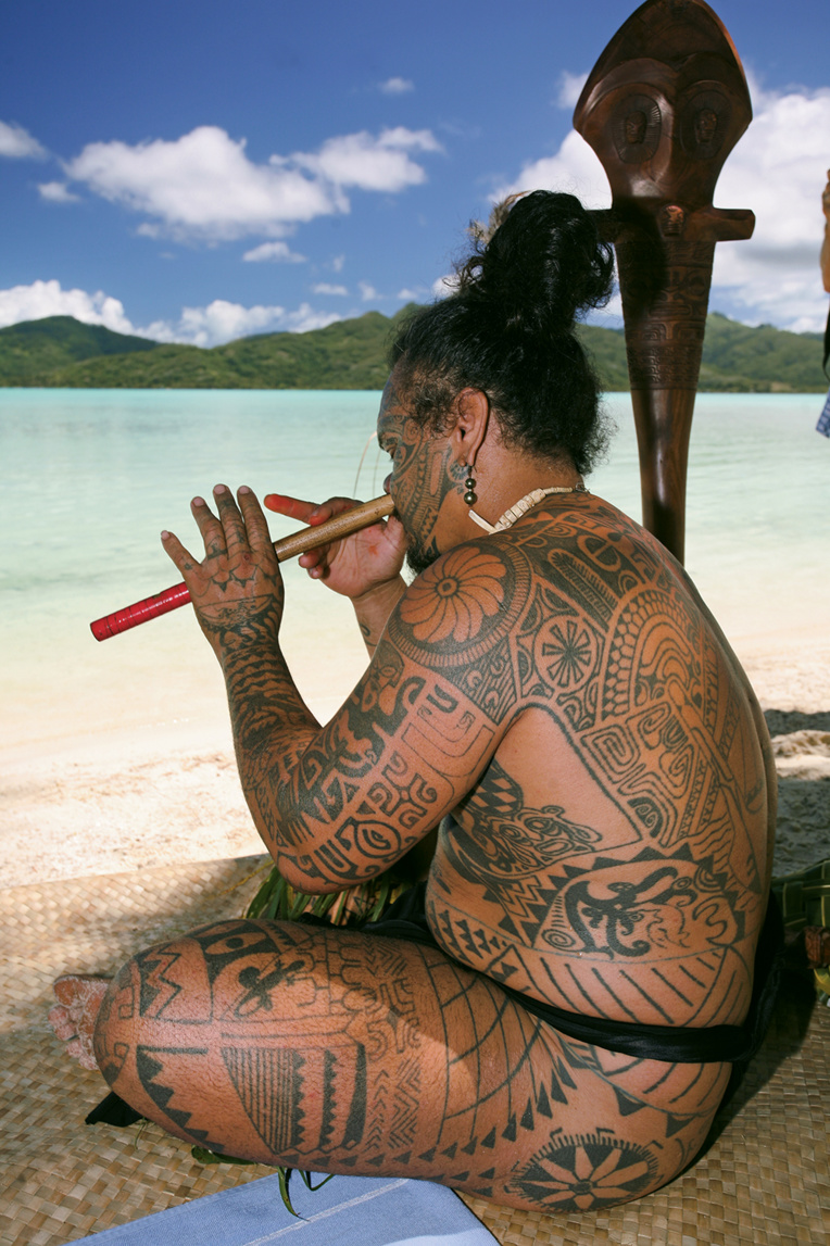 Aujourd’hui, la Polynésie française est l’un des temples du tatouage, mais la pratique de cette discipline est bien plus ancienne que le peuplement de nos îles.