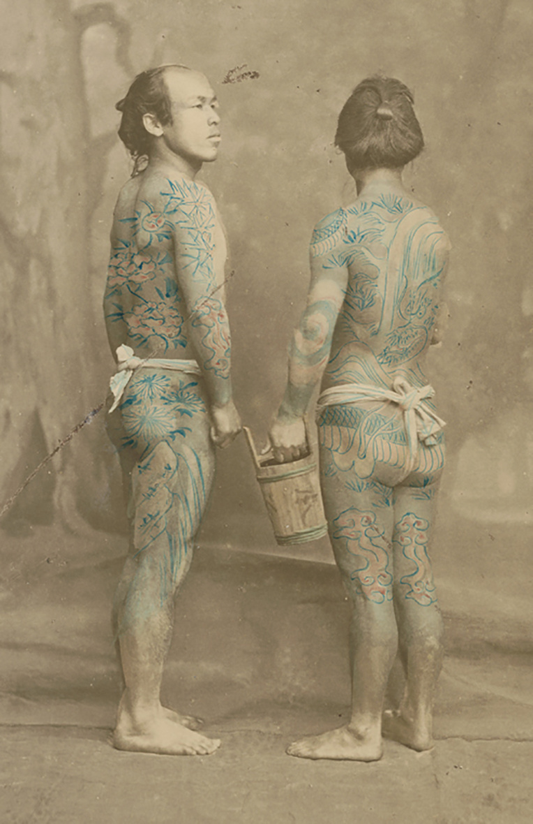 Au Japon, le tatouage était répandu comme le montre cet ancien cliché datant de 1870. Les yakuzas des mafias portent aujourd’hui un certain nombre de tatouages très reconnaissables (souvent multicolores). Au Japon, le tatouage était répandu comme le montre cet ancien cliché datant de 1870. Les yakuzas des mafias portent aujourd’hui un certain nombre de tatouages très reconnaissables (souvent multicolores).