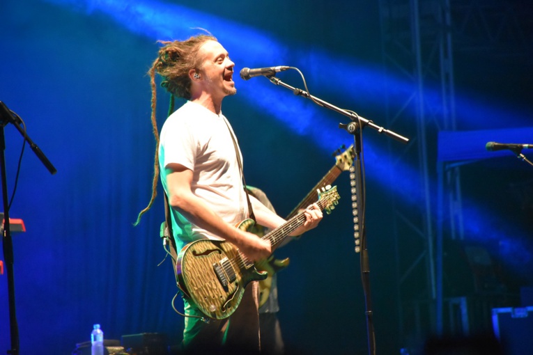 Jacob Hemphill, le leader du groupe SOJA. Jacob Hemphill, le leader du groupe SOJA.