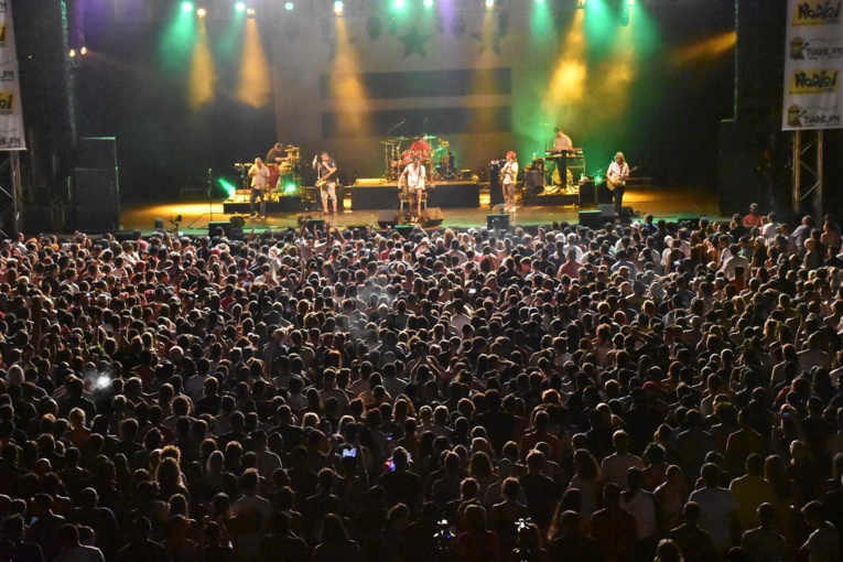 Le public était présent en masse pour le premier concert du groupe SOJA à Tahiti. Le public était présent en masse pour le premier concert du groupe SOJA à Tahiti.